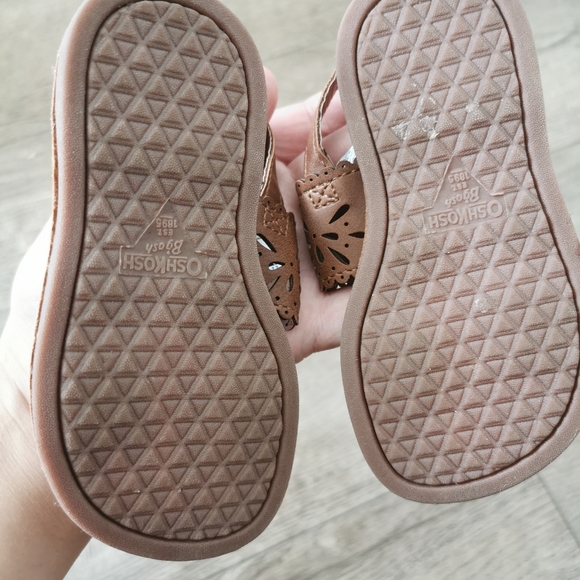 2/$20 Oshkosh B'gosh toddler girls sandals size 6 - Picture 3 of 4